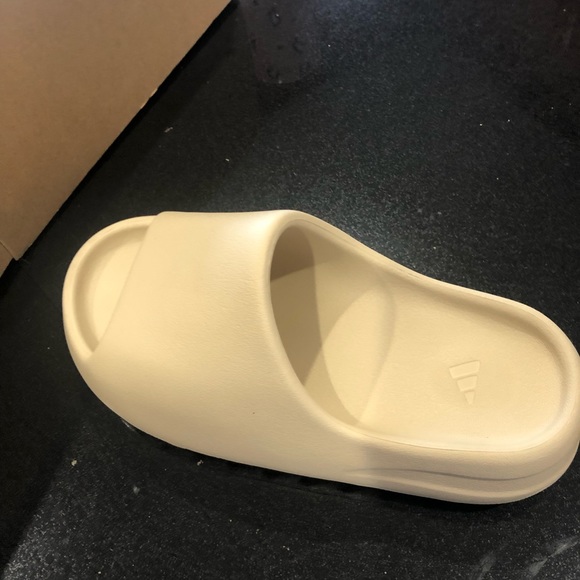 Size tan Yeezy slide new